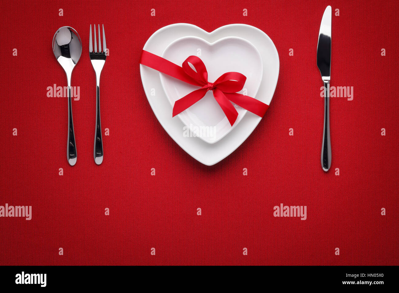 Romantische Tischdekoration zum Valentinstag Stockfoto