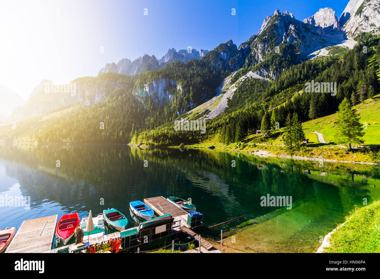 Schöne Aussicht auf die idyllische bunte Sommerlandschaft klar Gosausee Bergsee mit bunten Booten, Salzkammergut region Stockfoto