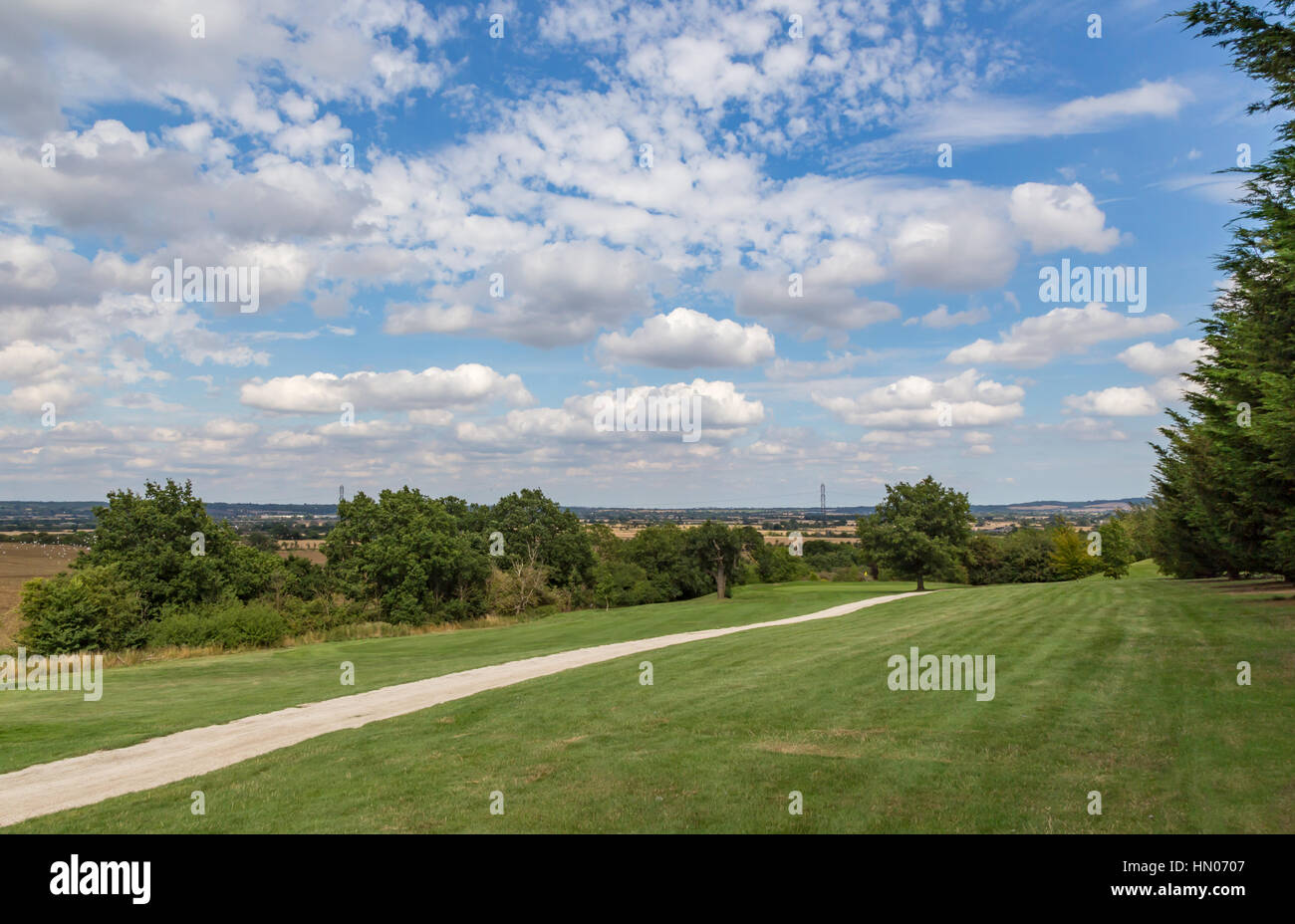 Weg in die Essex-Landschaft durch den Golfplatz. Stockfoto