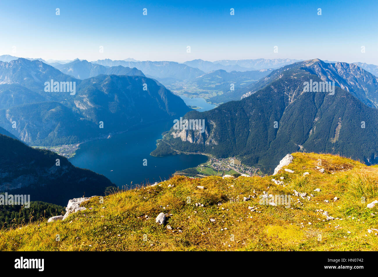 Panoramablick auf die Alpen und den See Hallstatt anzeigen Plattform Five Fingers am Dachstein-Massiv. Stockfoto