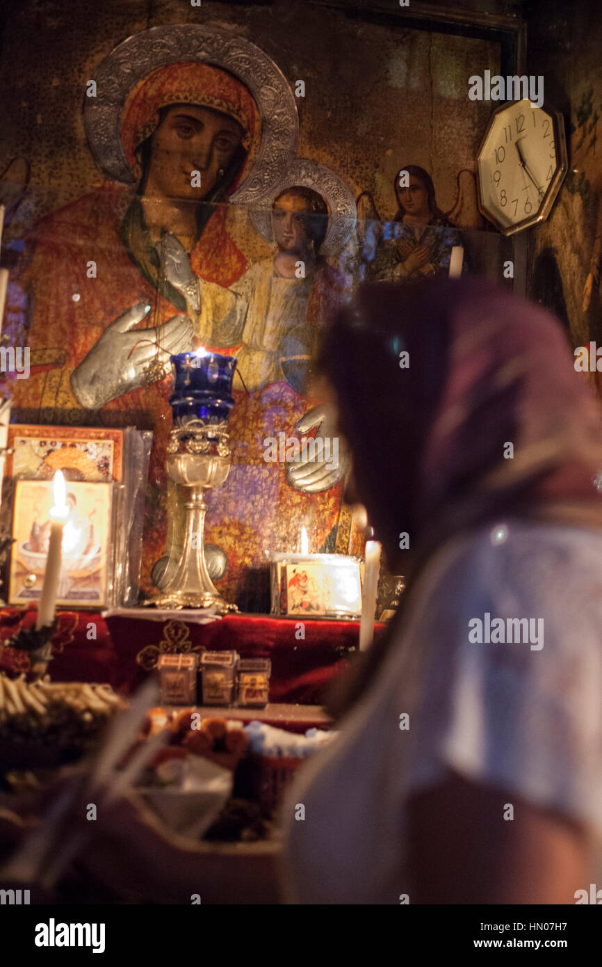 Jerusalem, Israel, 7. November 2013: Ein Pilger besucht koptischen Kapelle auf der Rückseite Ädikula in Heilig-Grab-Kirche in Jerusalem. Stockfoto