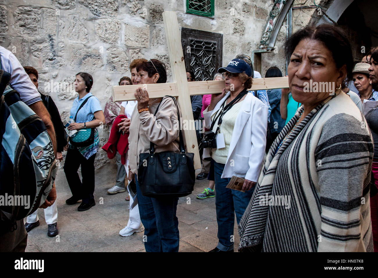 Jerusalem, Israel - 27. Oktober 2013: internationale Pilger tragen ein Holzkreuz durch die Via Dolorosa Stationen in einer alten Stadt Jerusalem. Stockfoto