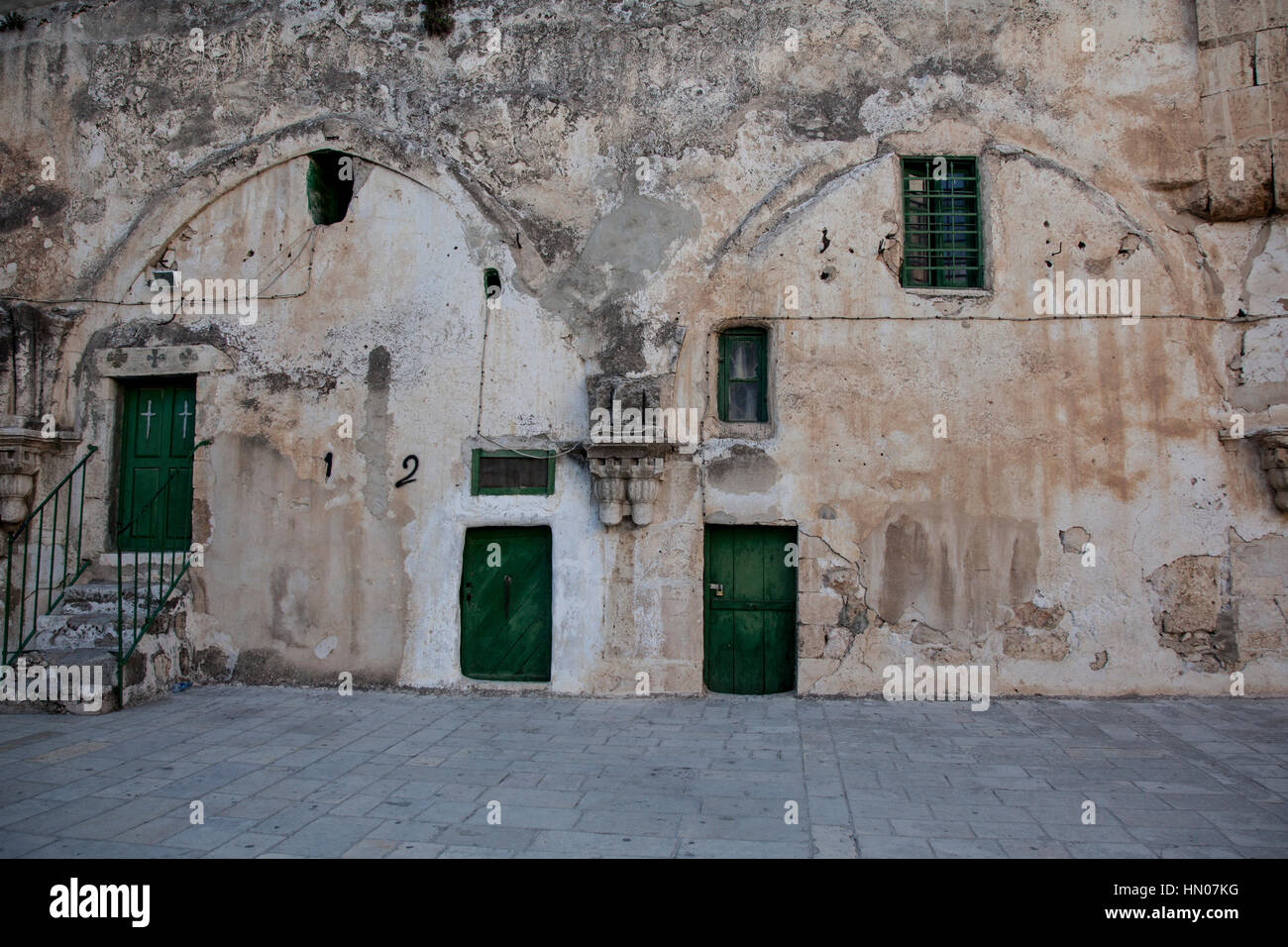 Jerusalem, Israel - 27. Oktober 2013: die Türen zu den Zellen der äthiopischen Kloster Deir es-Sultan auf dem Dach der Grabeskirche in Jerusalem. Stockfoto