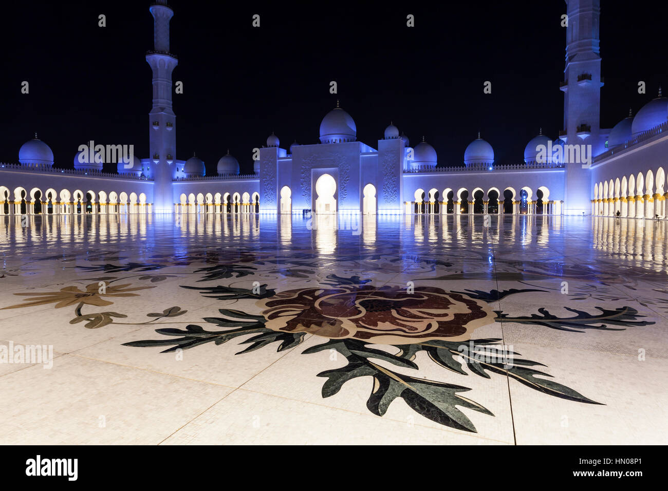 Sheikh Zayed Grand Mosque nachts beleuchtet. Abu Dhabi, Vereinigte Arabische Emirate, Naher Osten Stockfoto