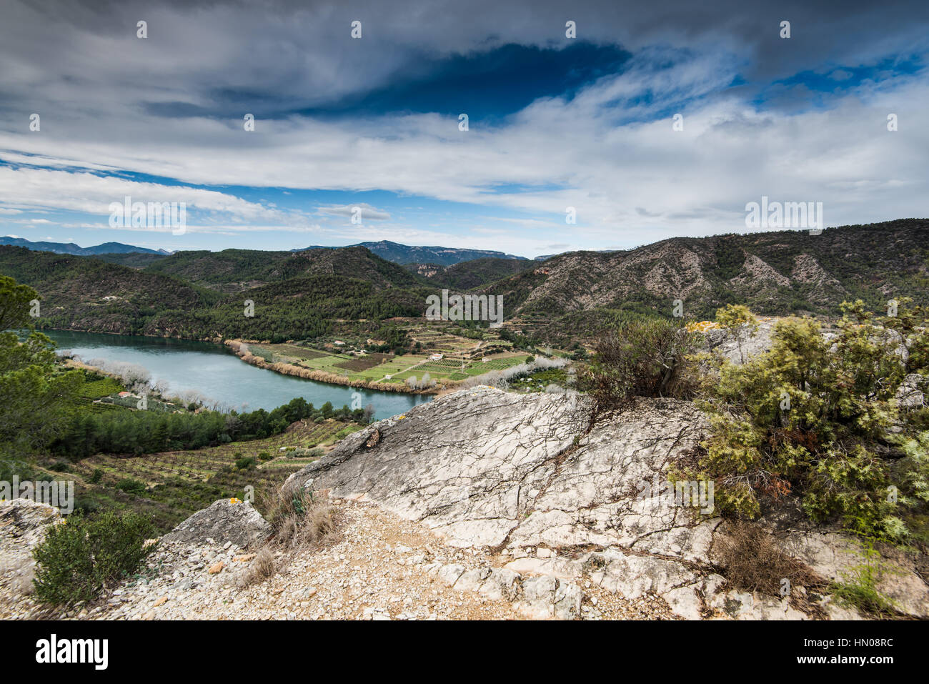 Panoramablick über das Tal des Flusses Ebro, Spanien von erhöhten Aussichtspunkt auf Hügel Stockfoto