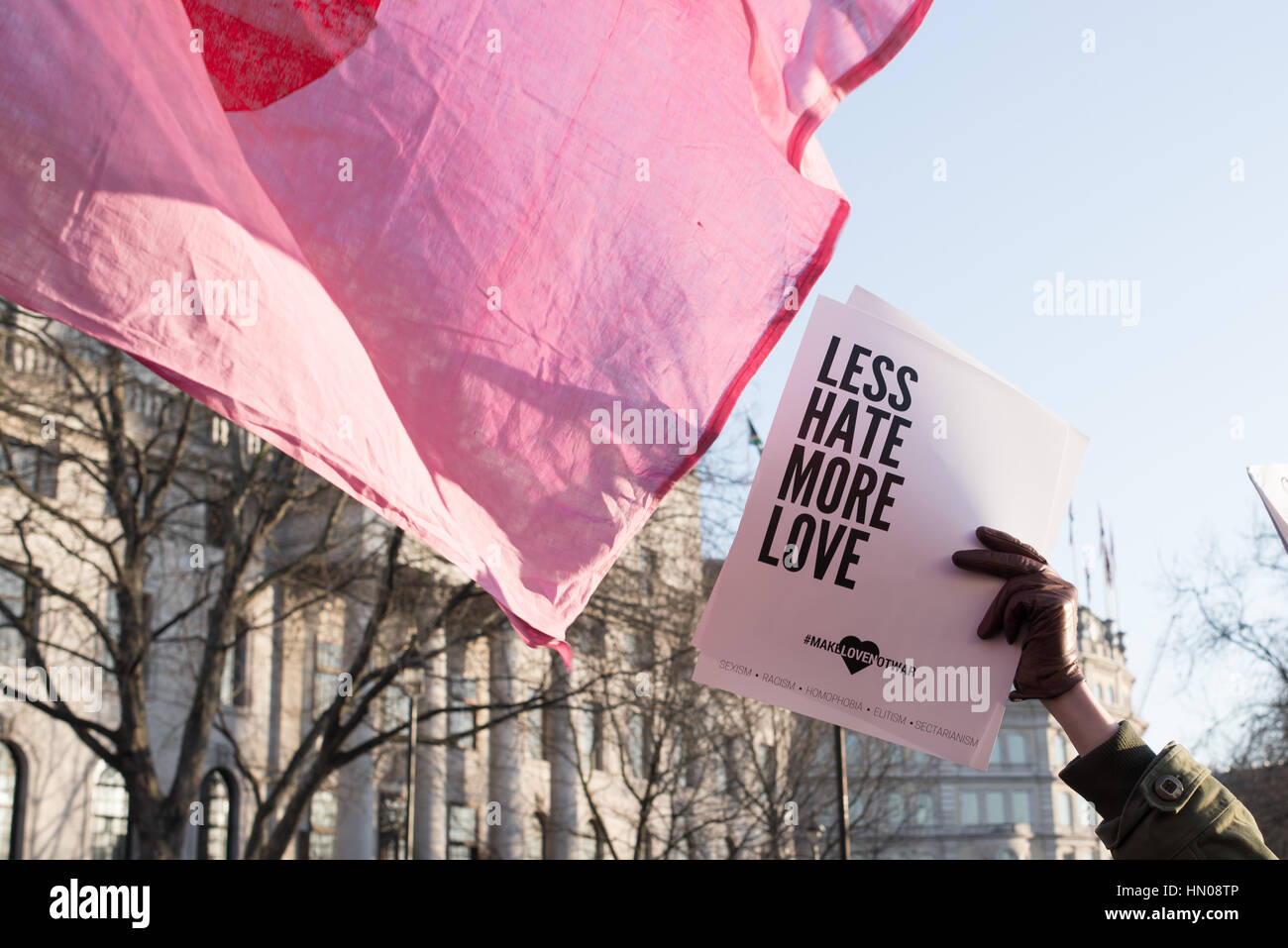 London, UK - 21. Januar 2017. Hand hält Schild mit der Aufschrift weniger Hass mehr Liebe. Tausende von Menschen protestieren auf dem Trafalgar Square während des Besuchs der Frauen Stockfoto