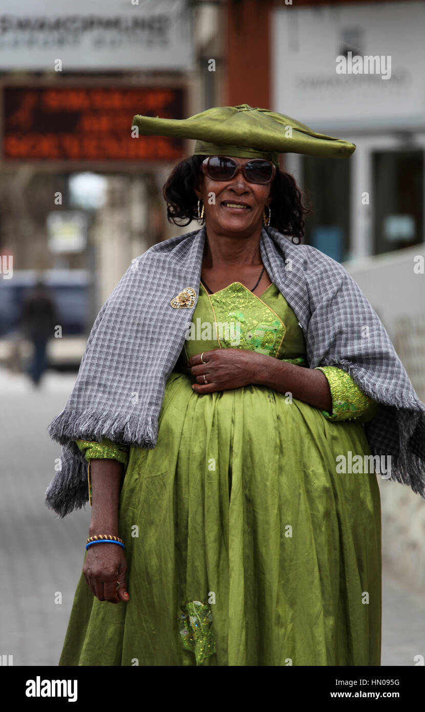 Herero-Frau in traditioneller Kleidung bei Swakopmund in Namibia Stockfoto