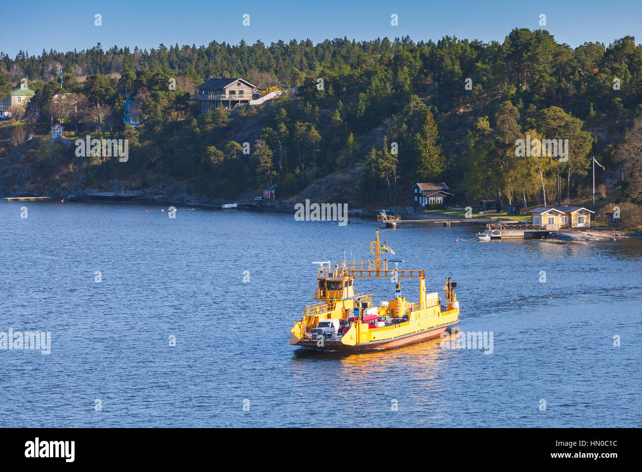 Gelbe RoRo-Frachtschiff überquert die Bucht. Fähr-Route in der Nähe von Stockholm, Schweden Stockfoto