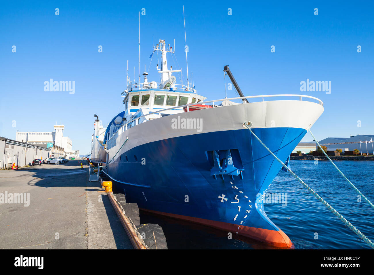 Blaue und weiße industrielle Frachtschiff steht vor Anker im Hafen von Trondheim, Norwegen Stockfoto