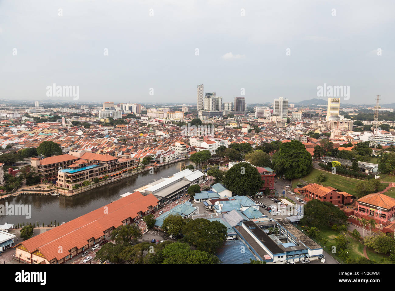 Eine Luftaufnahme von Melaka, Skyline mit der kolonialen Stadt im Vordergrund, in Malaysia. Stockfoto