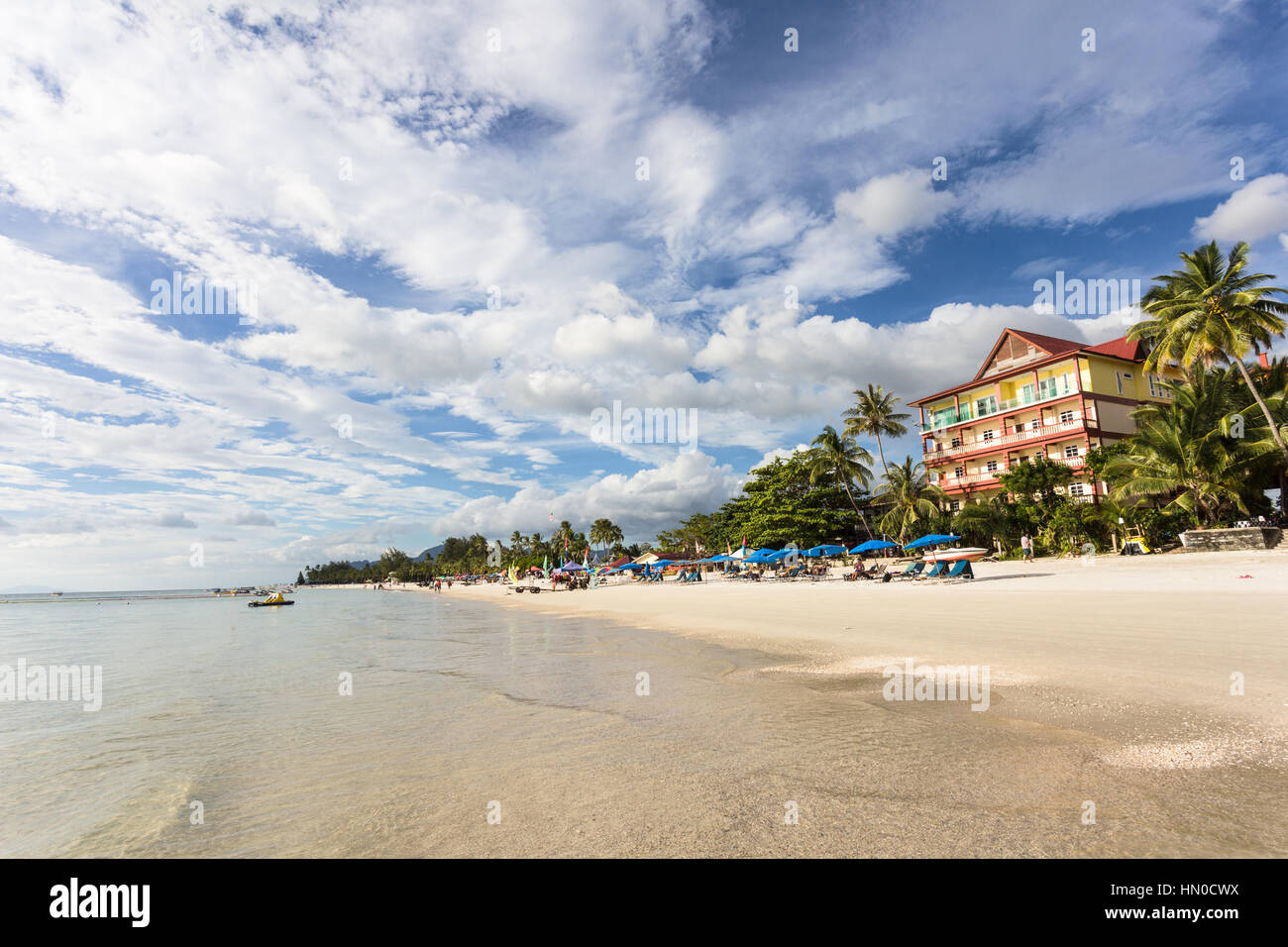 Pantai Cenang ist der beliebteste Strand auf der Insel Langkawi entlang der Andamanensee in Malaysia Kedah Zustand. Stockfoto