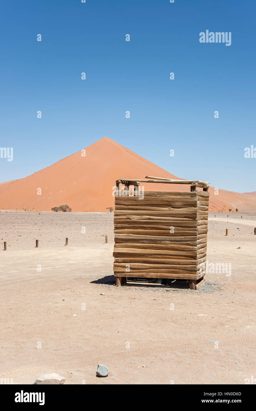 WC-Hütte in Sanddünen. Namibia. Stockfoto