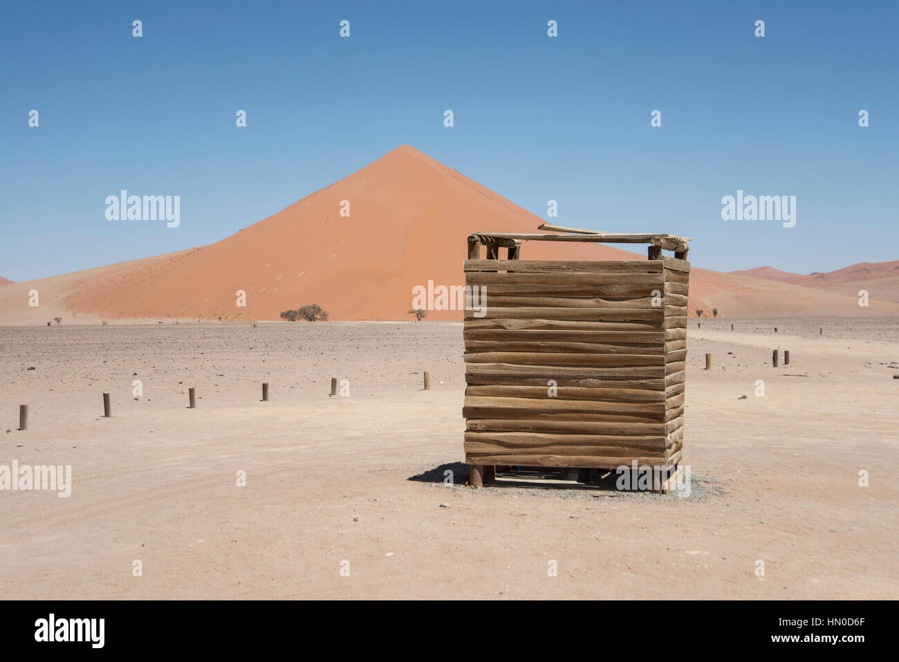 WC-Hütte in Sanddünen. Namibia. Stockfoto