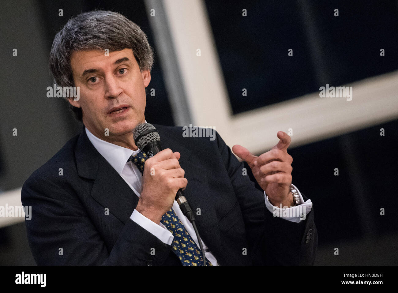 Olivos, Argentinien - 6. Mai 2016: Minister der Wirtschaft Alfonso Prat-Gay während einer Pressekonferenz für die ausländische Presse bei den Präsidentschaftswahlen residenc Stockfoto