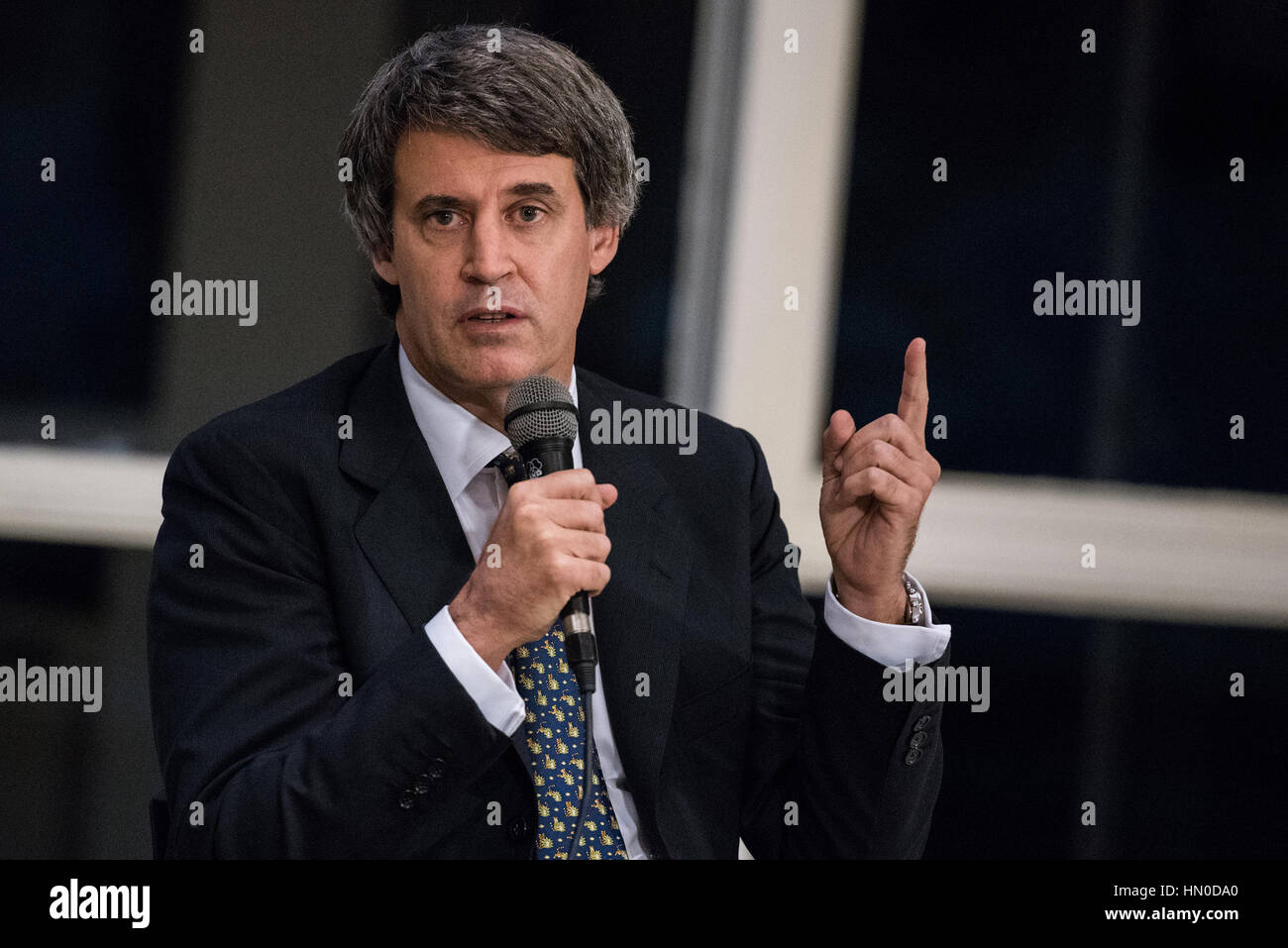 Olivos, Argentinien - 6. Mai 2016: Minister der Wirtschaft Alfonso Prat-Gay während einer Pressekonferenz für die ausländische Presse bei den Präsidentschaftswahlen residenc Stockfoto