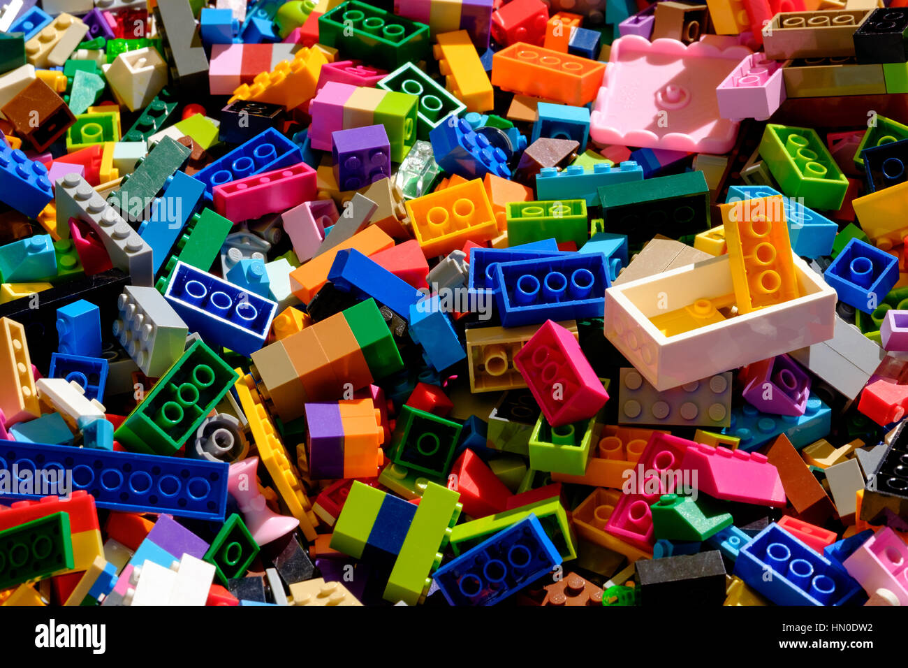 Ein Haufen von bunten Lego-Steinen Stockfoto
