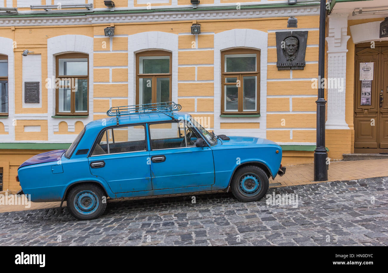 Blaue russische Oldtimer in Kiew, Ukraine Stockfoto
