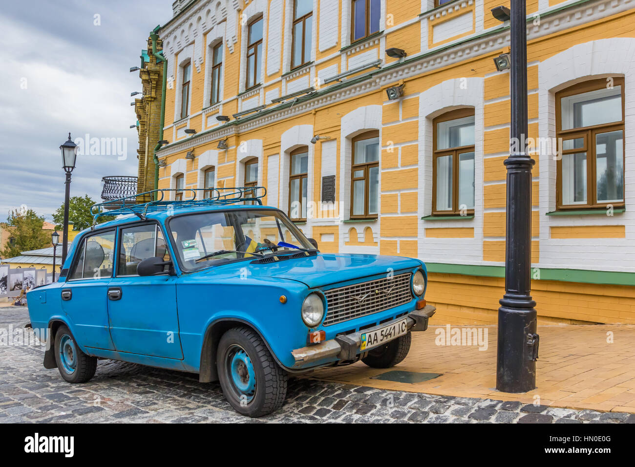 Blaue russische Oldtimer eine Kopfsteinpflasterstraße in Kiew, Ukraine Stockfoto