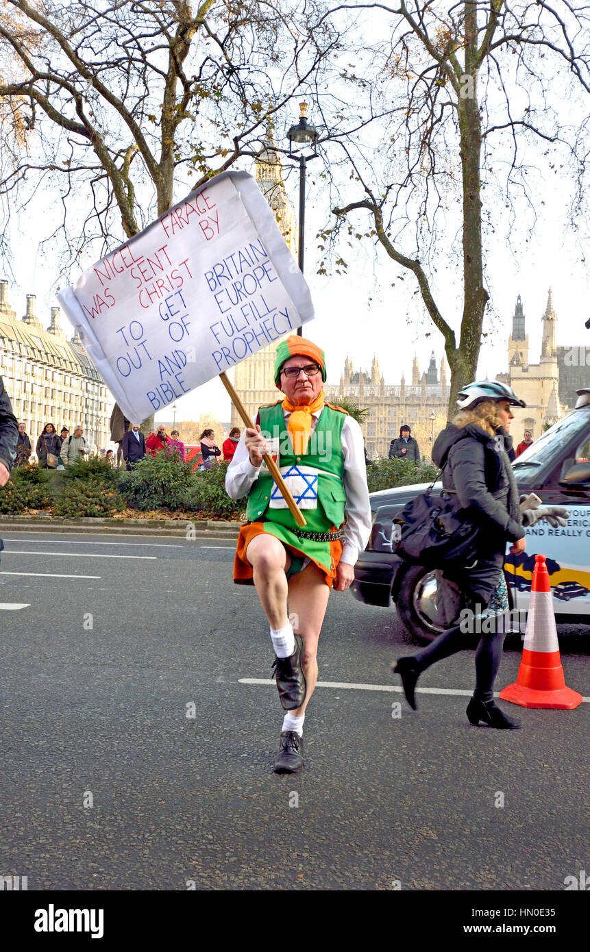 London, UK. 5. Dezember 2016. Cornelius "Neil" Horan (der Tanz Priester / Grand Prix Priest - Dumitreasa ehemaligen katholischen Priester) unterhält die Stockfoto