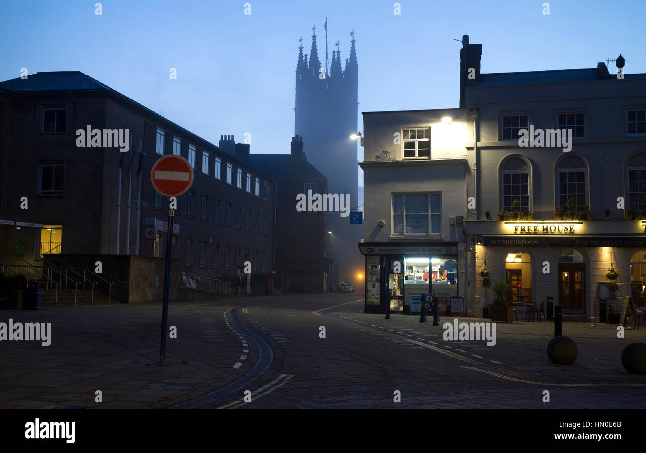 St.-Marien Kirche vom Marktplatz in der Morgendämmerung, Warwick, Warwickshire, UK Stockfoto