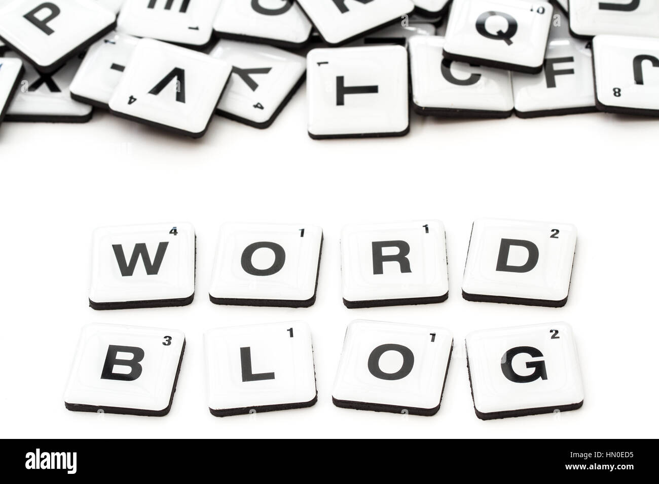 Das Wort Blog erstellt von Alphabet geformt Quadrate oder Scrabble Fliesen auf einer isolierten weißen Hintergrund für ein social-Media-Blogger oder Internet-Blogging. Stockfoto