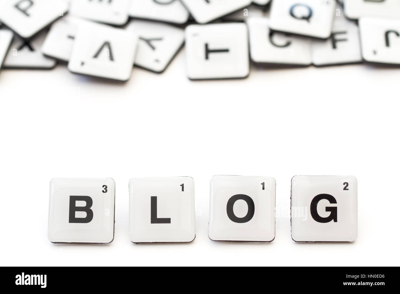 Das Wort Blog erstellt von Alphabet geformt Quadrate oder Scrabble Fliesen auf einer isolierten weißen Hintergrund für ein social-Media-Blogger oder Internet-Blogging. Stockfoto