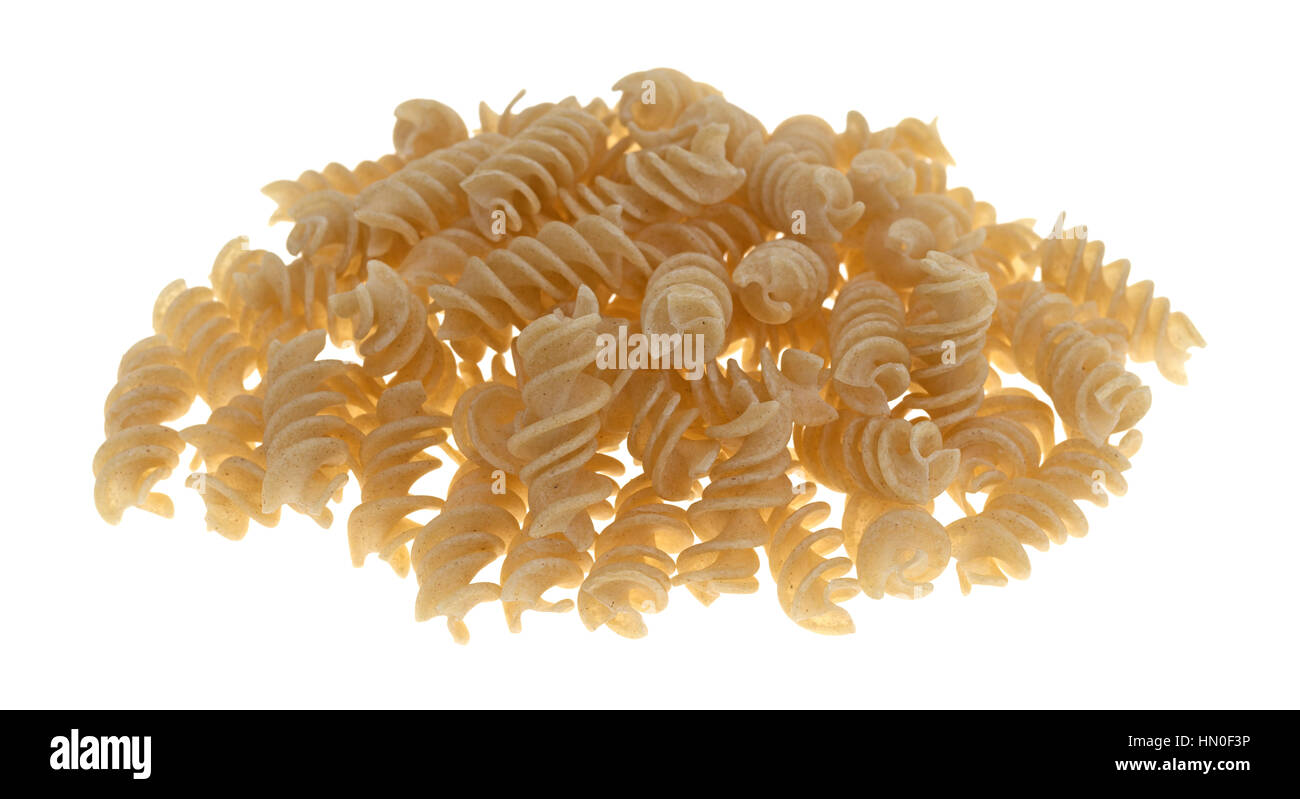 Ein Teil des ungekochten brauner Reis Nudeln Fusilli isoliert auf einem weißen Hintergrund. Stockfoto