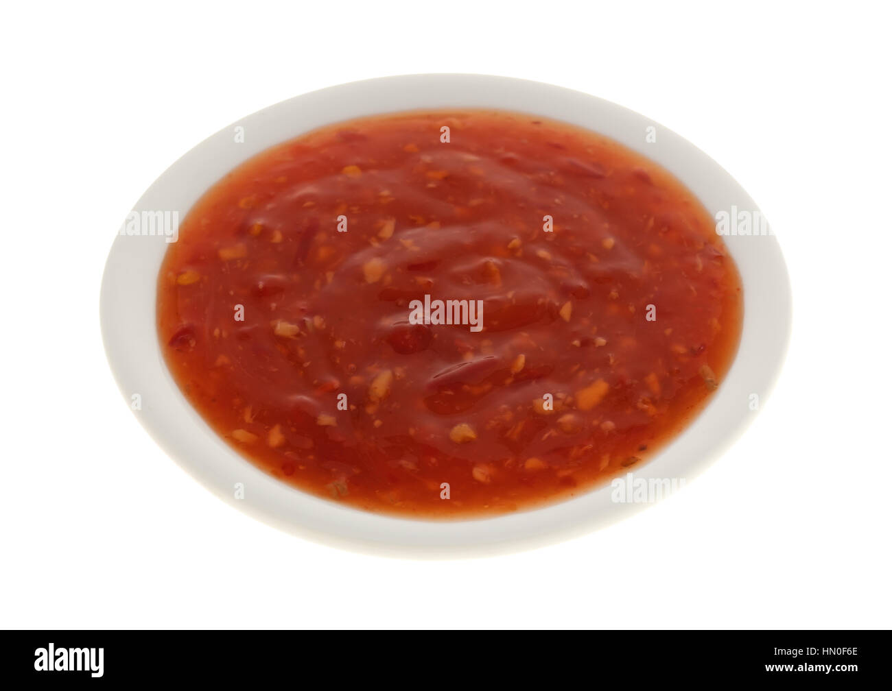 Chili Chicken heiße Soße Teil in einer kleinen Schüssel isoliert auf einem weißen Hintergrund. Stockfoto