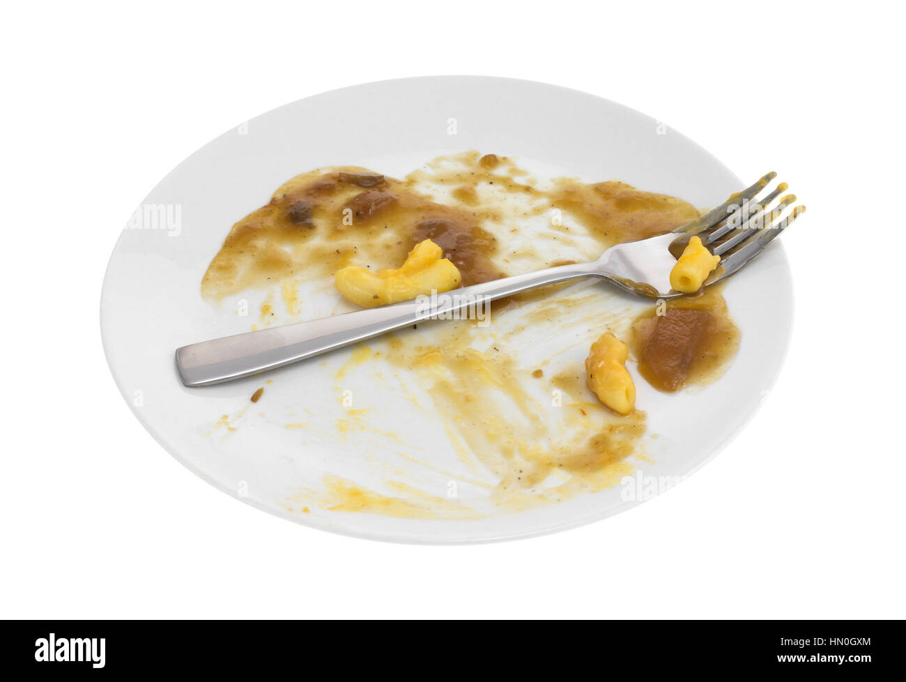 Eine Platte mit einer fertigen Mahlzeit Salisbury steak mit Soße und Makkaroni und Käse mit einer Gabel isoliert auf einem weißen Hintergrund. Stockfoto