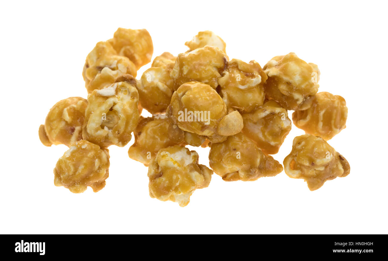 Eine Portion Karamell Toffee Popcorn mit Nüssen isoliert auf einem weißen Hintergrund. Stockfoto