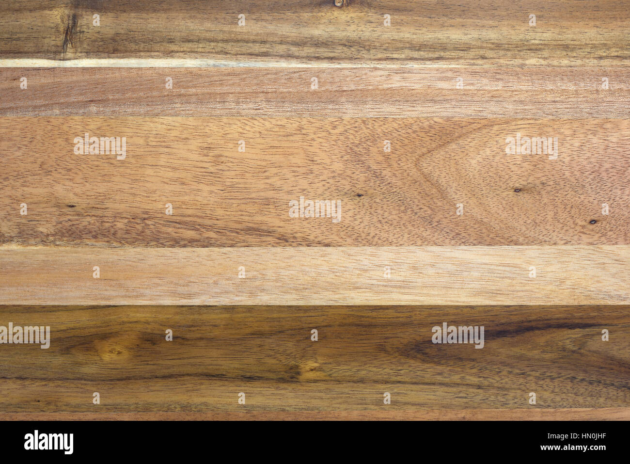 Draufsicht auf eine alte Holz Tischplatte mit mehreren Arten von Hartholz verleimt. Stockfoto