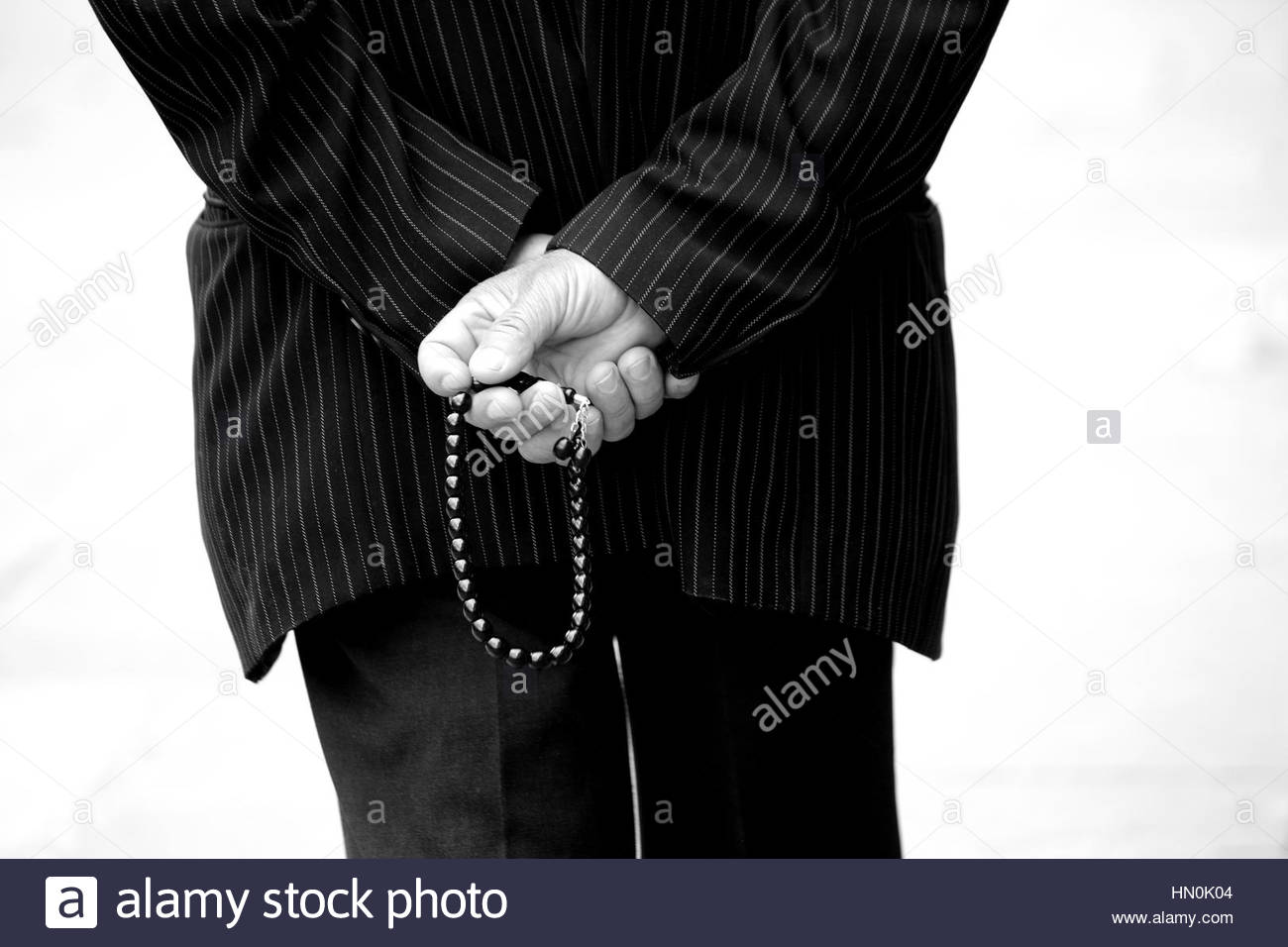 Komboloi in den Händen eines griechischen Mannes als er geht durch eine Stadt in Griechenland. Stockfoto