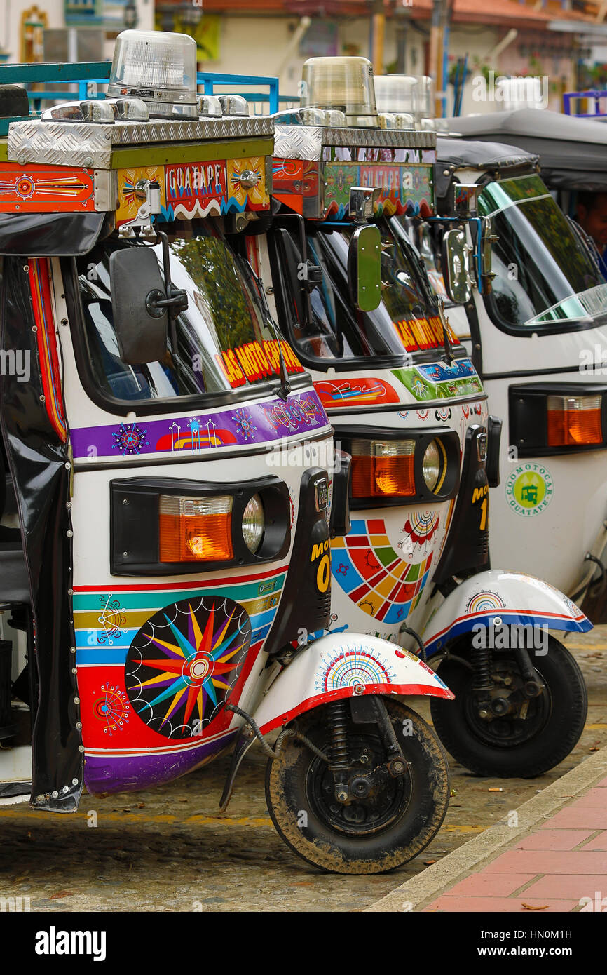 12. November 2016 Guatape, Kolumbien: kleine Dreirad motorisierten Taxis genannt Motochivas warten auf Kunden in der beliebten Touristenstadt Stockfoto