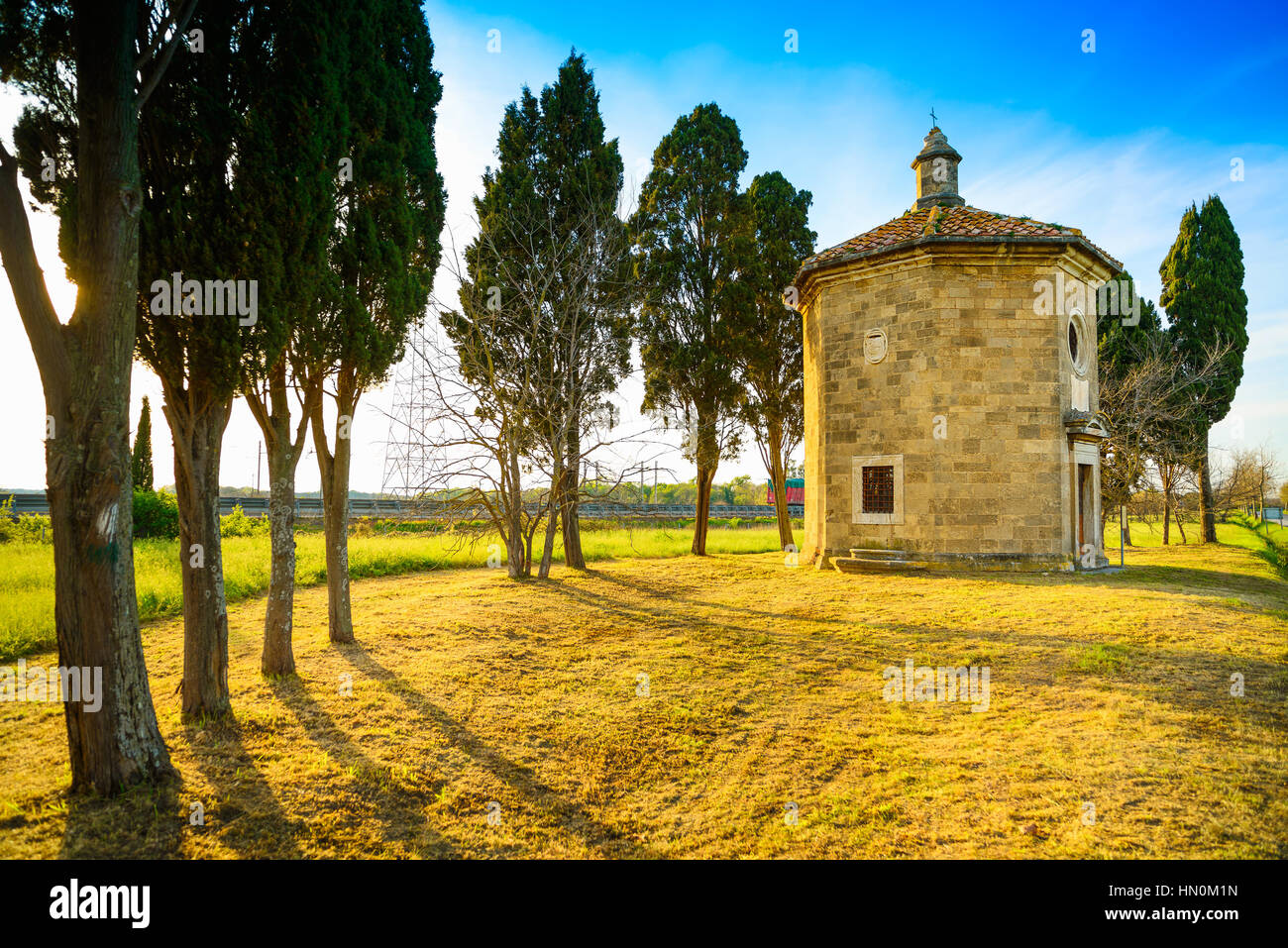 Oratorium San Guido kleine Kirche und Zypresse Bäume. Berühmte Ort von Carducci Gedicht. Maremma, Toskana, Italien, Europa Stockfoto