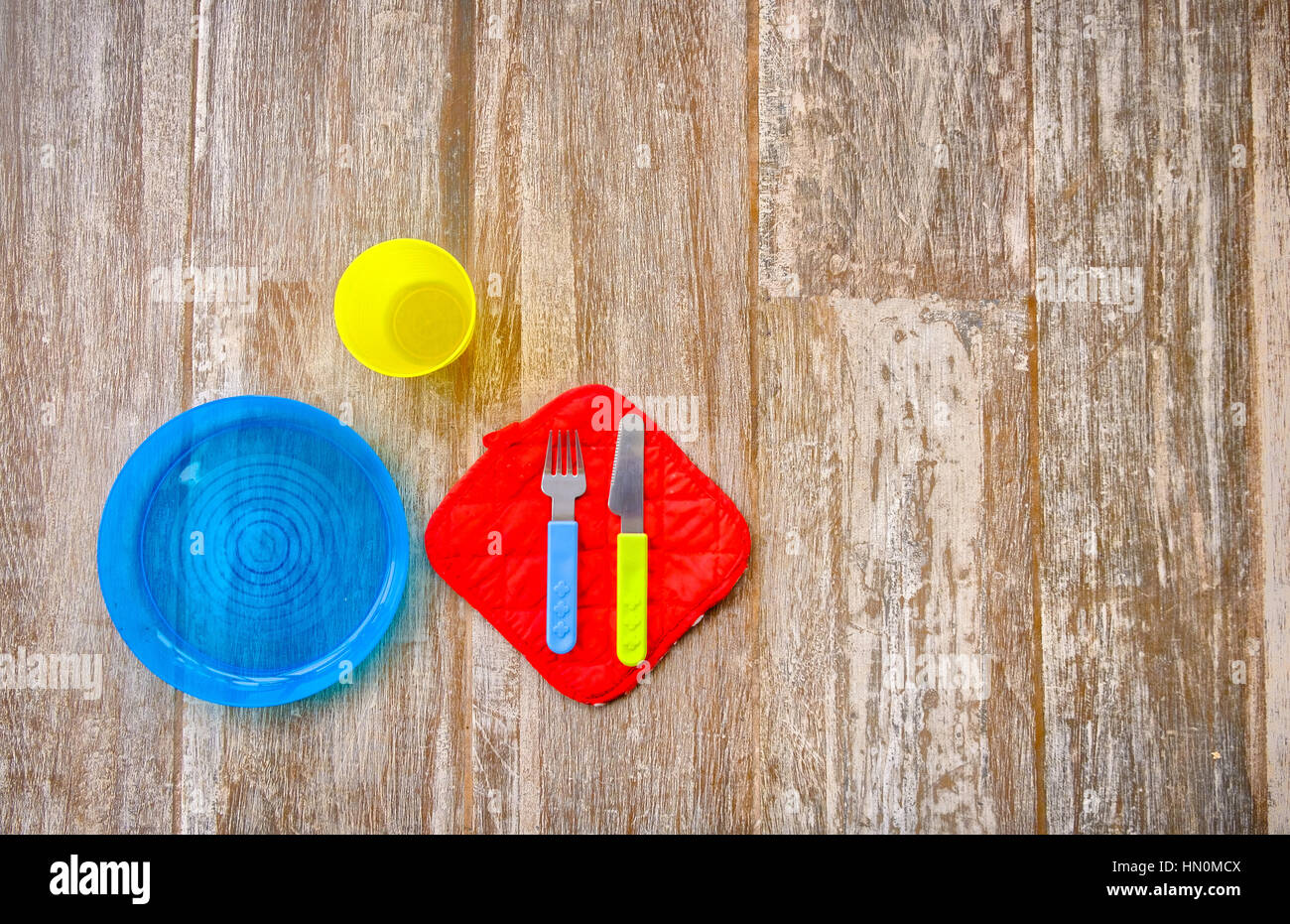 Kinder Besteck Plastikbesteck Holzbretter braunen Hintergrund Stockfoto