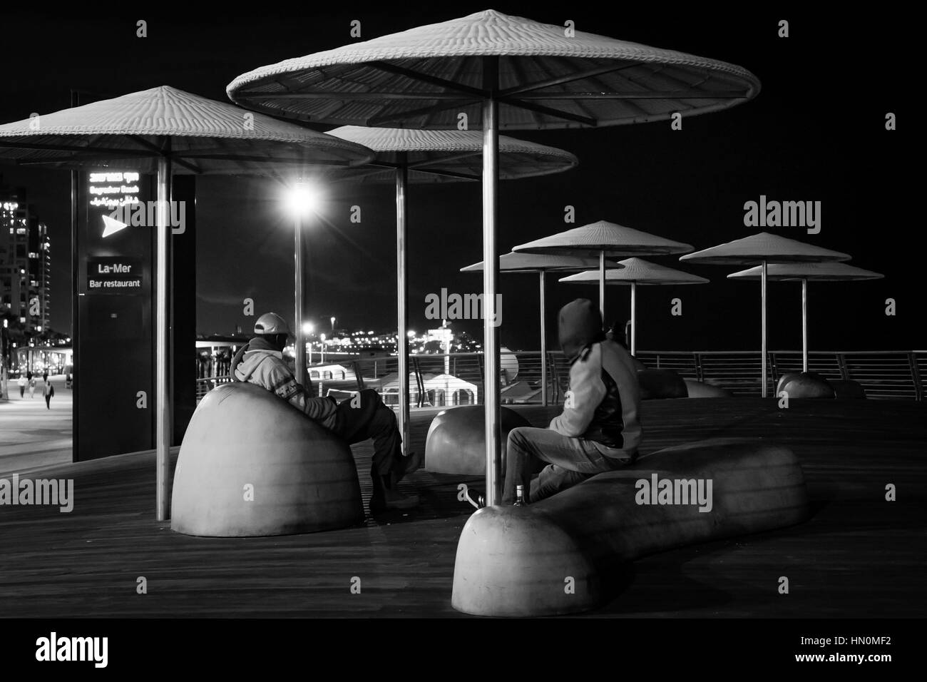 Freunde-Gespräch am Park mit Blick auf Strand in der Nacht - Tel Aviv-Jaffa, Israel Stockfoto