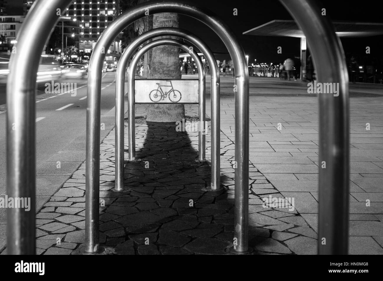 Fahrradträger auf Nacht - B&W - schwarze & weiß - Fahrrad Emblem - Tel Aviv-Jaffa, Israel Stockfoto