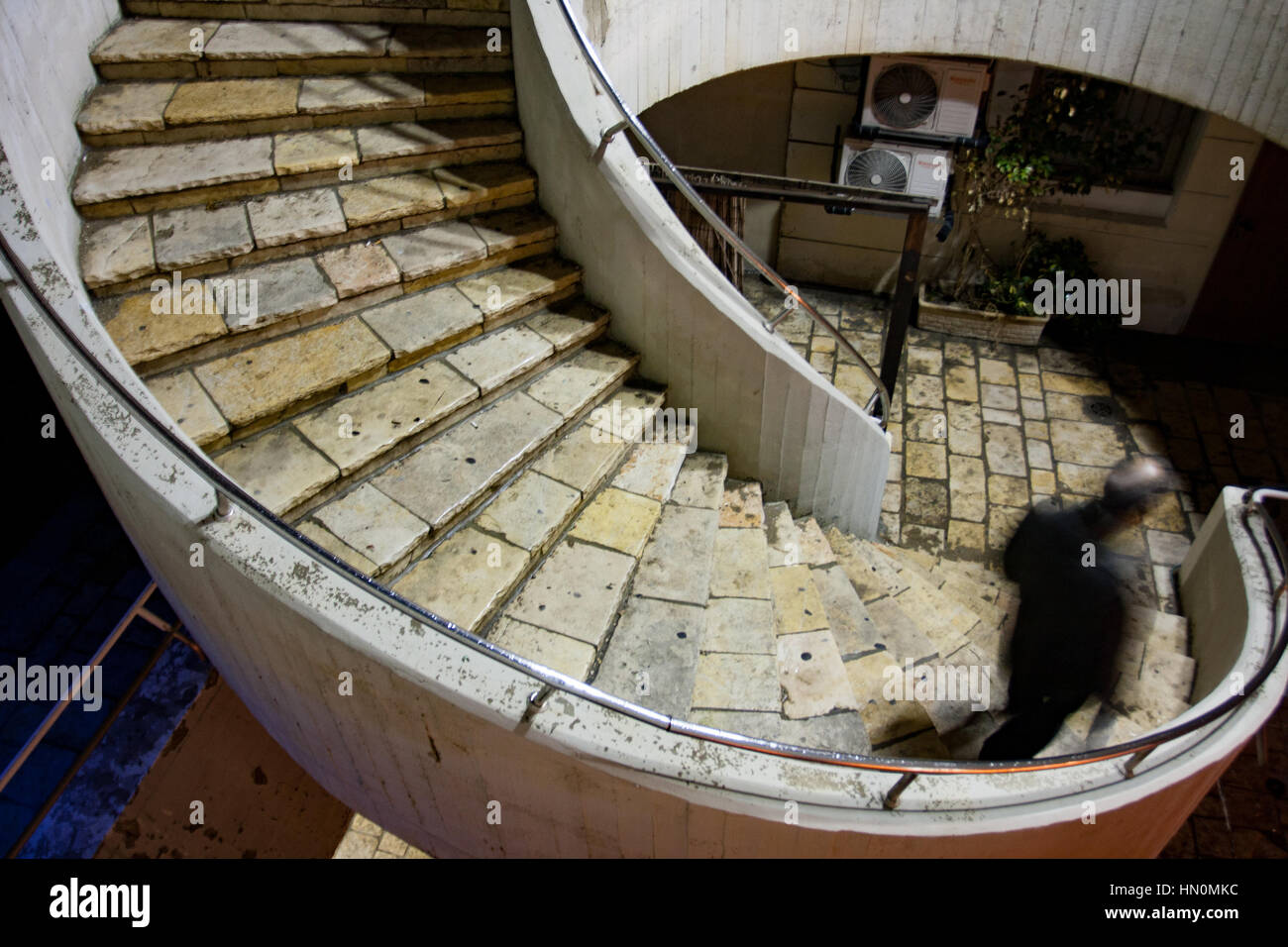 Silhouette des Mannes absteigend geschwungene Außentreppe - Straßenlaterne - Tel Aviv, Israel Stockfoto