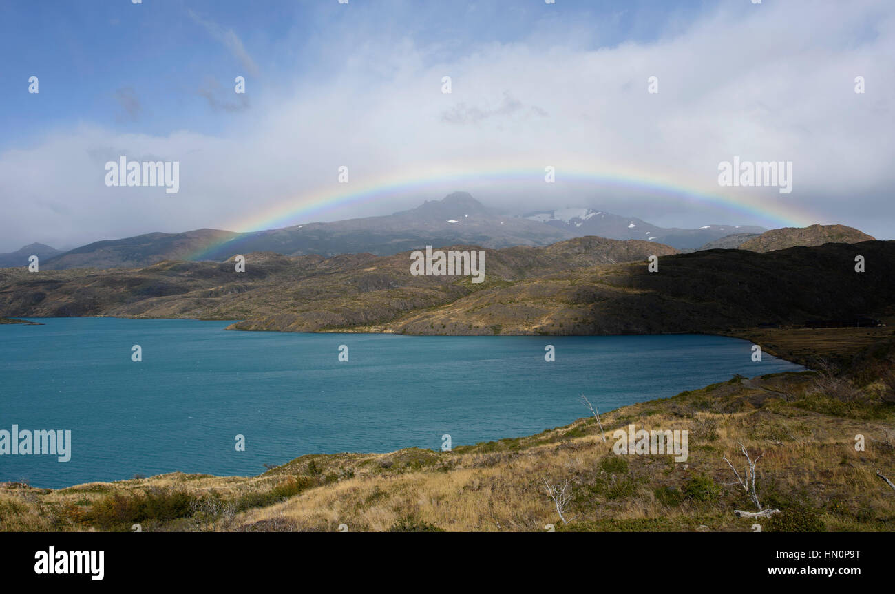 Ein Regenbogen über Pehoe See in Torres del Paine Nationalpark, Chile. Stockfoto