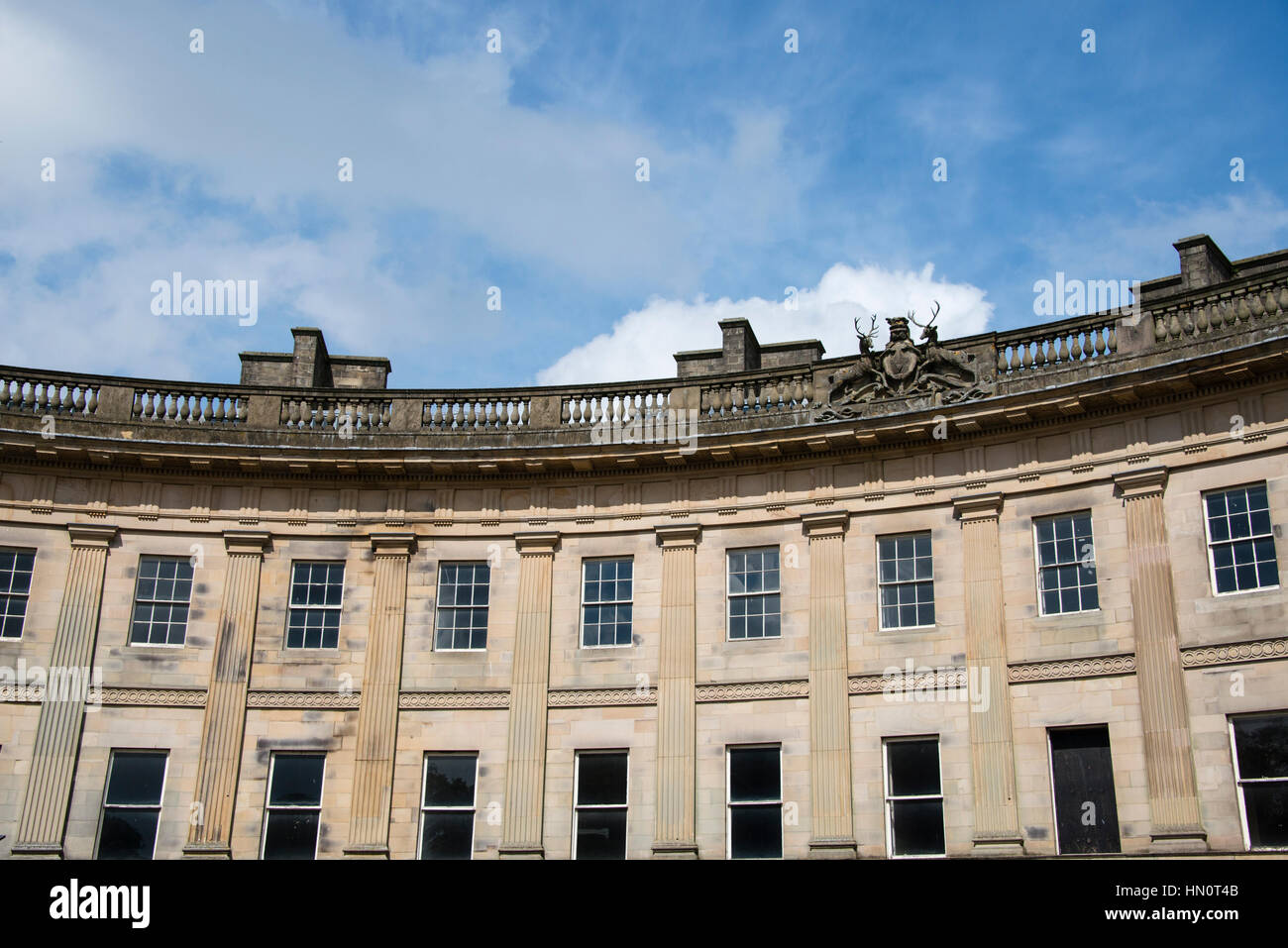 Buxton Halbmond gegen einen Sommer-Himmel, Buxton, Großbritannien Stockfoto