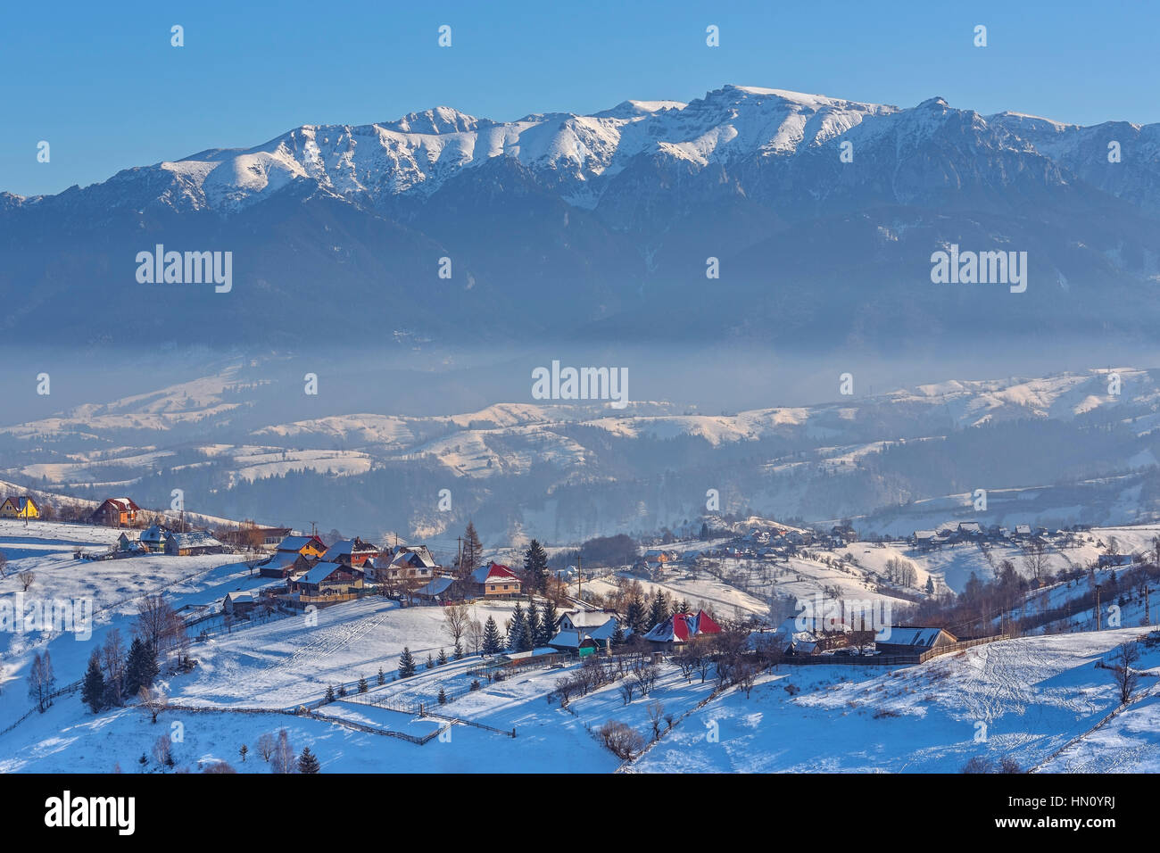 Herrliche ländliche Aussicht mit den verschneiten Rucar-Bran passieren im Tal des Bucegi Gebirge an einem kalten Wintertag, Pestera Dorf, Brasov County, Transylv Stockfoto