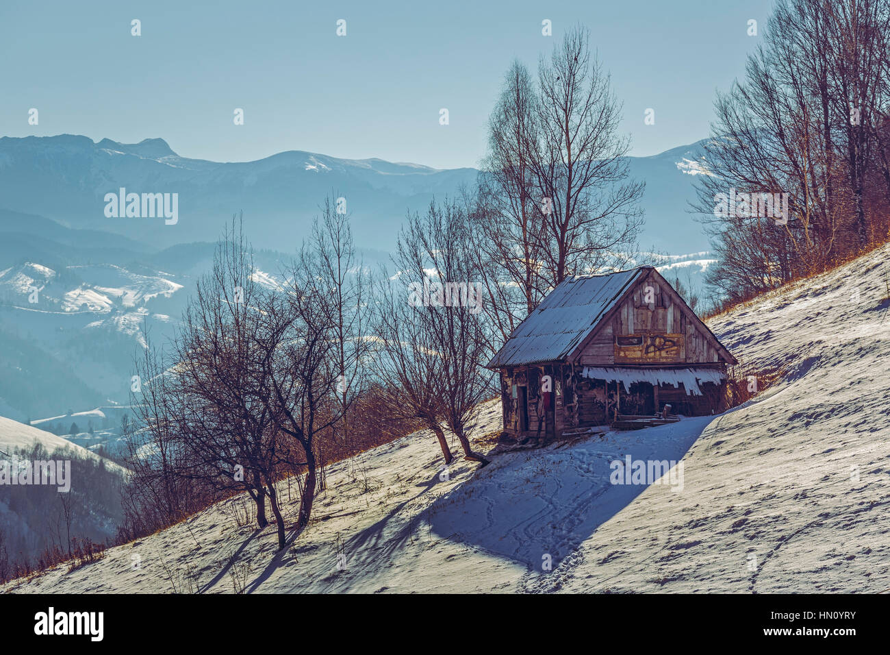 Verlassene verwitterte Holz marode. Winterliche ländlichen Landschaft mit alten rustikalen Holz Kuhstall in Pestera Dorf, Rucar-Bran-Pass, Brasov Grafschaft, Romani Stockfoto