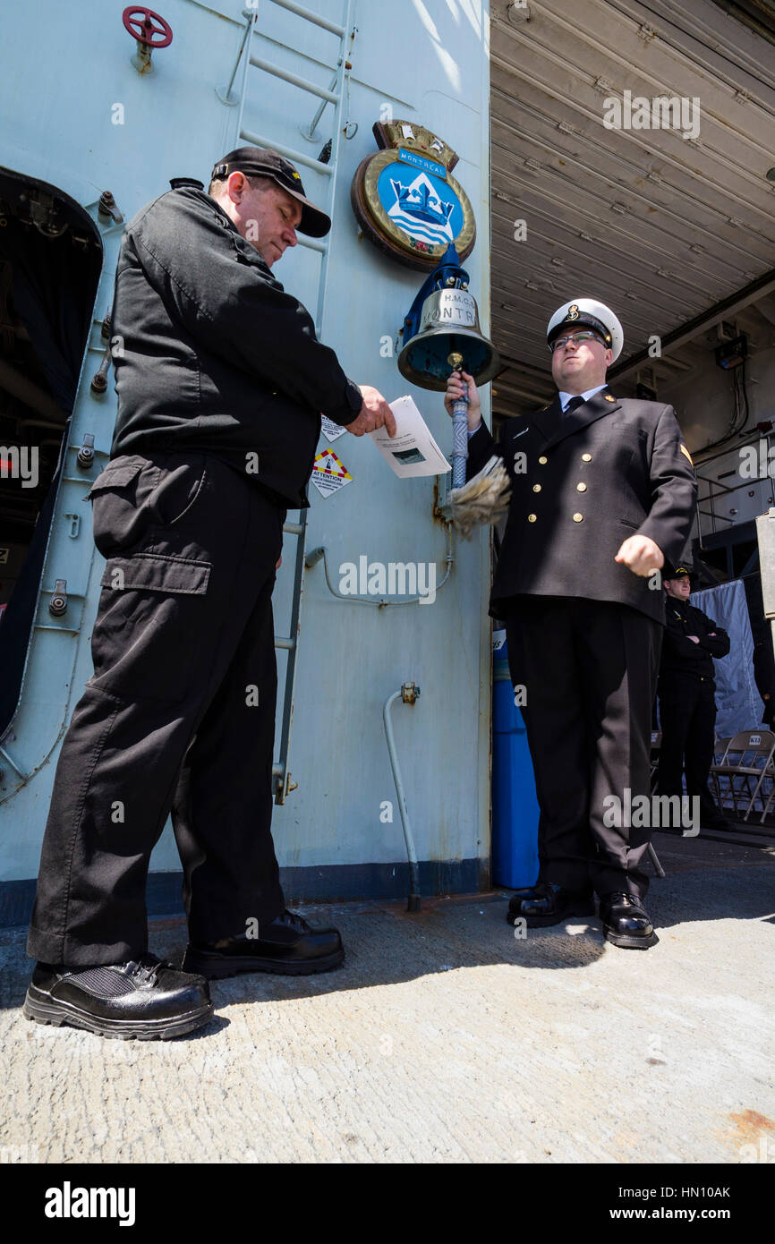 Die geklingelt wird für jeden RCN Schiff verloren im 2. Weltkrieg während der 2016 Schlacht des Atlantic Committal Service von HMCS MONTREAL. Stockfoto