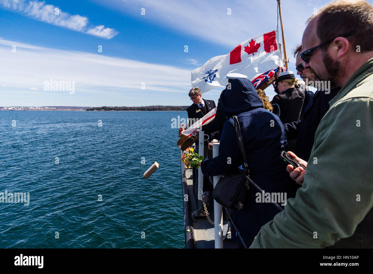 Ein Veteran Asche sind über die Seite während der 2016 Schlacht des Atlantiks Committal Service von HMCS MONTREAL geleitet. Stockfoto