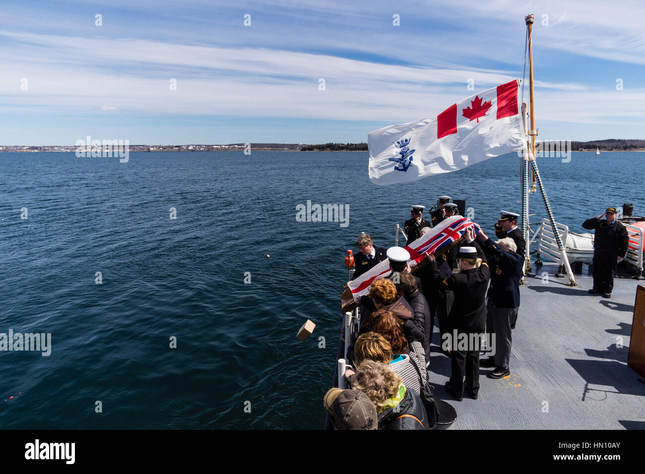 Ein Veteran Asche sind über die Seite während der 2016 Schlacht des Atlantiks Committal Service von HMCS MONTREAL geleitet. Stockfoto