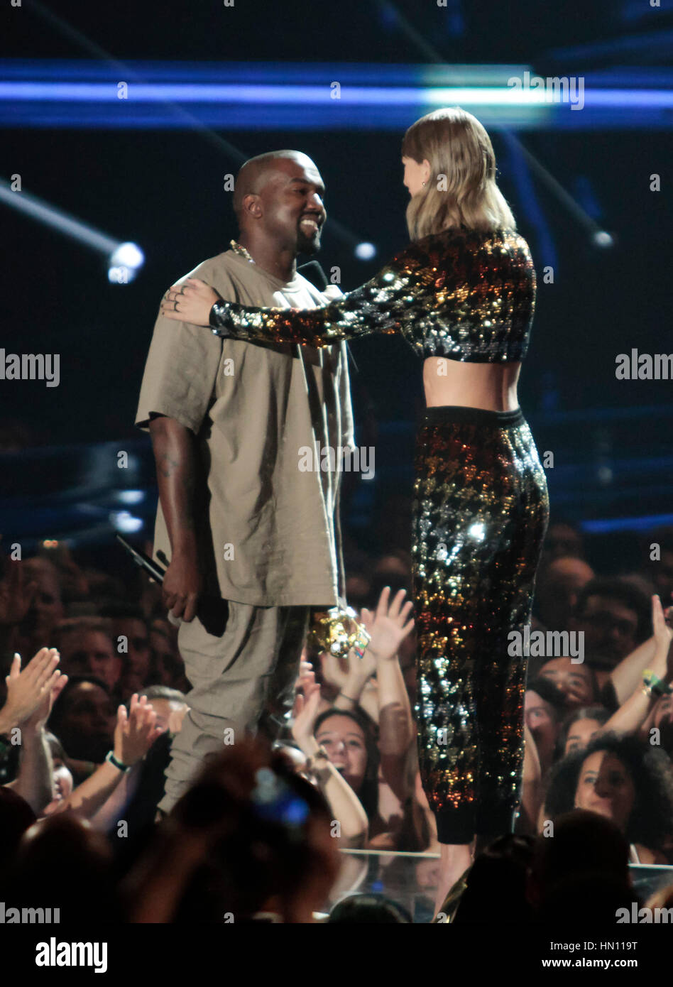 Rapper Kanye West und Taylor Swift hug bei den MTV Video Music Awards am 30. August 2015 in Los Angeles. Foto von Francis Specker Stockfoto
