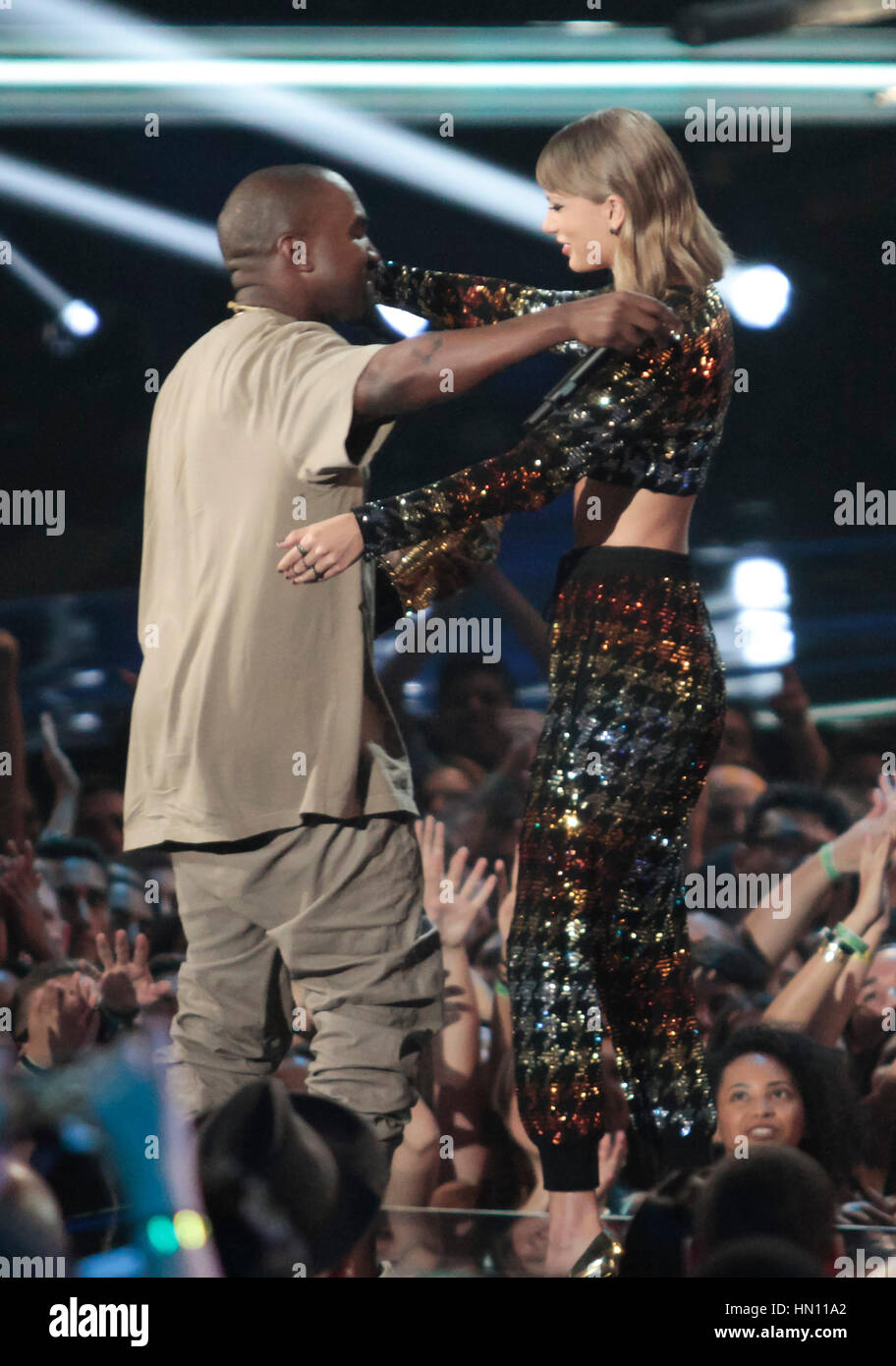 Rapper Kanye West und Taylor Swift hug bei den MTV Video Music Awards am 30. August 2015 in Los Angeles. Foto von Francis Specker Stockfoto