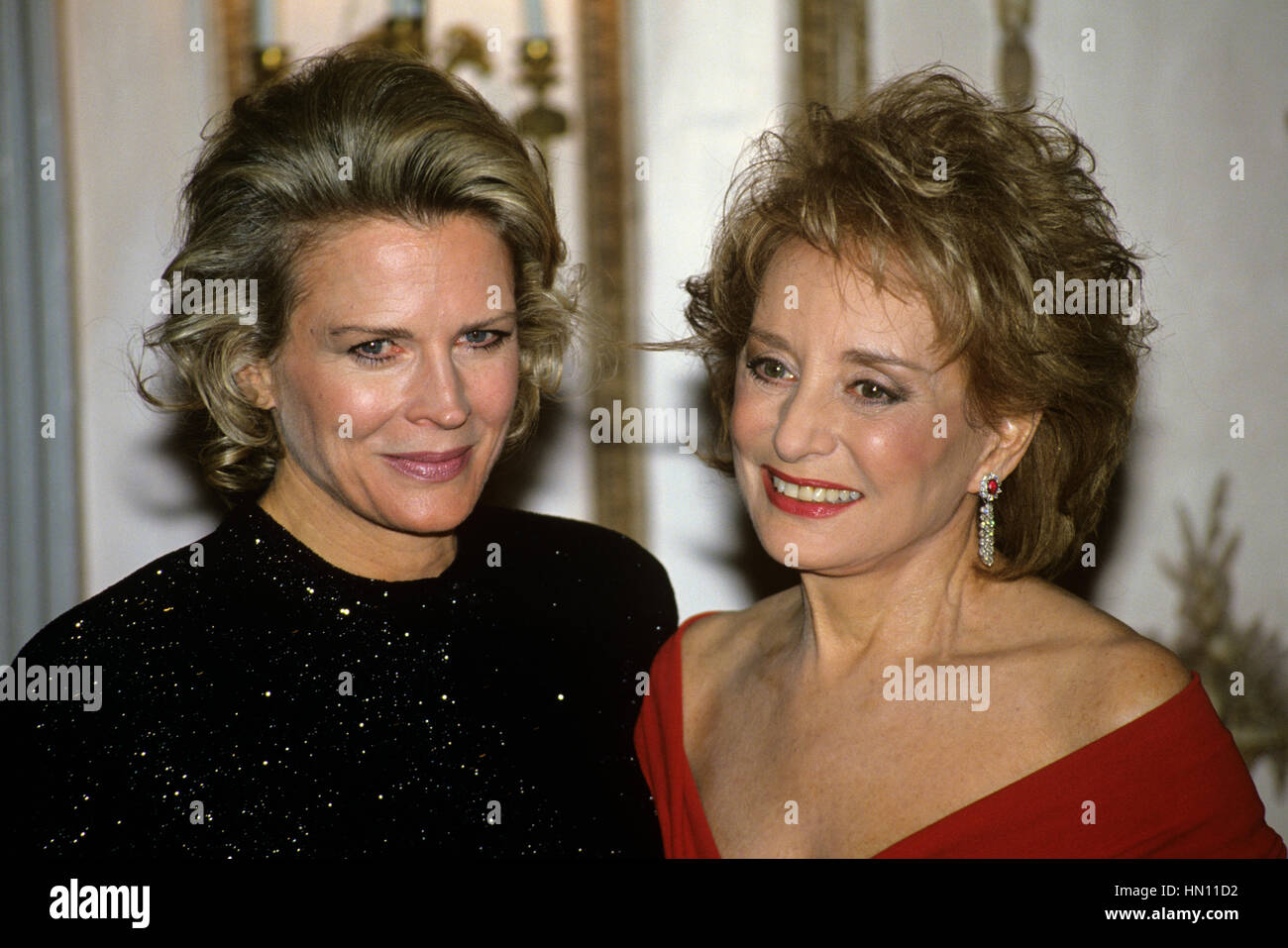 Barbara Walters und Candice Bergen im Waldorf Astoria, 7. Mai 1994 fotografiert. Stockfoto