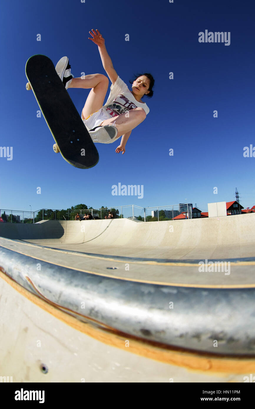 Skateboard halfpipe -Fotos und -Bildmaterial in hoher Auflösung – Alamy