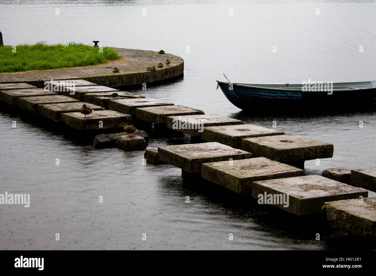 Holzboot in der Stadt am Fluss Stockfoto